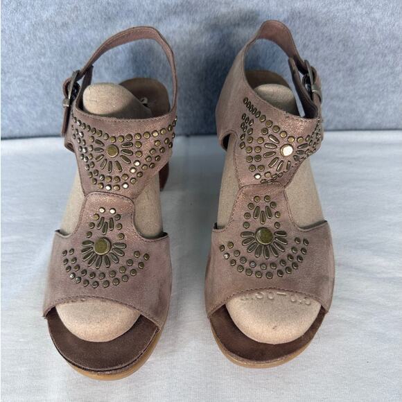 Dansko Womens sz 40 Deandra Studded Taupe Shimmer Sandal Block Heel BOHO T Strap - Picture 2 of 13